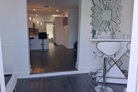 Commercial property in Hialeah, Florida 190.91 sq.m. № 1958484 - photo 2