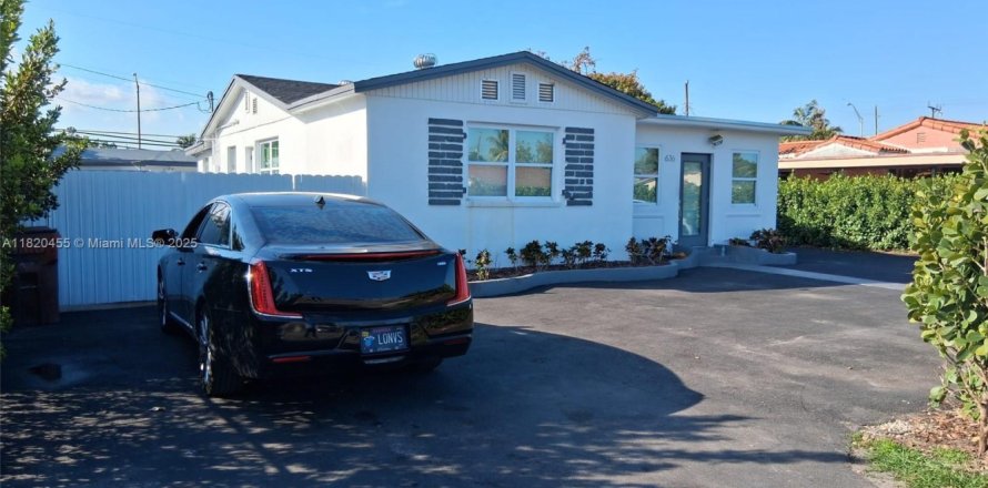 Commercial property in Hialeah, Florida 190.91 sq.m. № 1958484