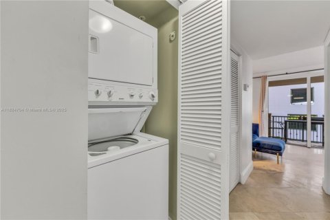 Купить кондоминиум в Майами, Флорида 1 комната, 60.39м2, № 1938458 - фото 15