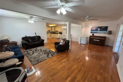 House in Coral Springs, Florida 3 bedrooms, 134.24 sq.m. № 1930339 - photo 15