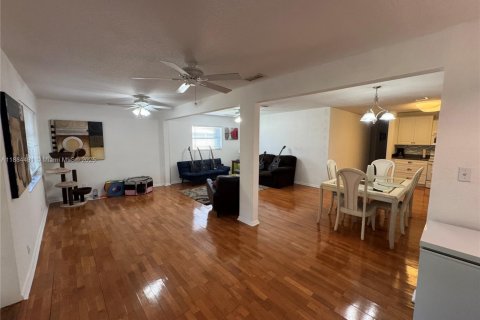 House in Coral Springs, Florida 3 bedrooms, 134.24 sq.m. № 1930339 - photo 6