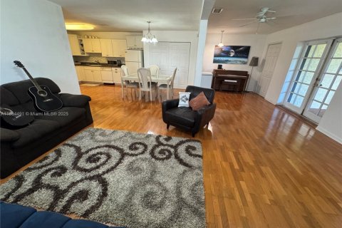 House in Coral Springs, Florida 3 bedrooms, 134.24 sq.m. № 1930339 - photo 7