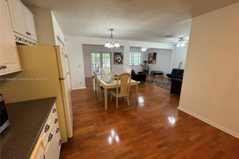 House in Coral Springs, Florida 3 bedrooms, 134.24 sq.m. № 1930339 - photo 10