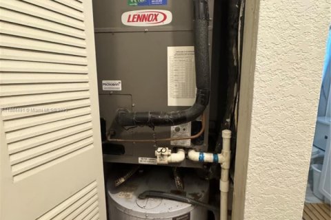 House in Coral Springs, Florida 3 bedrooms, 134.24 sq.m. № 1930339 - photo 18