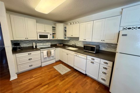 House in Coral Springs, Florida 3 bedrooms, 134.24 sq.m. № 1930339 - photo 1