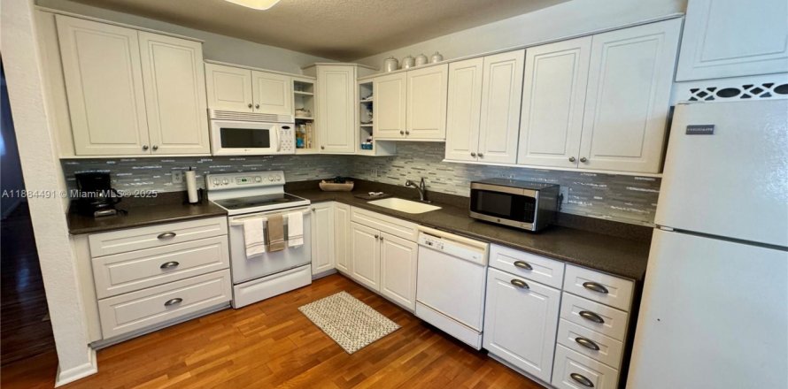 House in Coral Springs, Florida 3 bedrooms, 134.24 sq.m. № 1930339