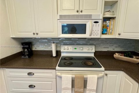 House in Coral Springs, Florida 3 bedrooms, 134.24 sq.m. № 1930339 - photo 4