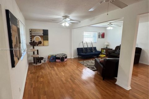 House in Coral Springs, Florida 3 bedrooms, 134.24 sq.m. № 1930339 - photo 16