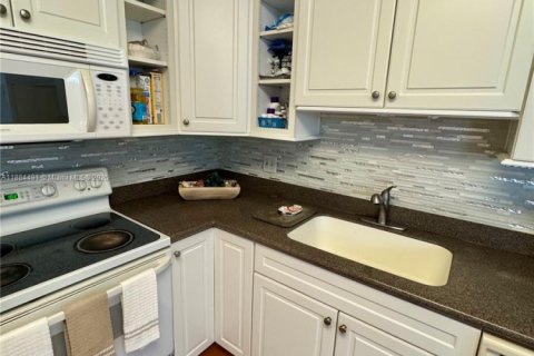 House in Coral Springs, Florida 3 bedrooms, 134.24 sq.m. № 1930339 - photo 5