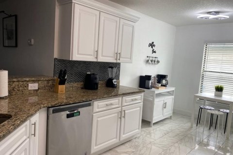 House in Haines City, Florida 3 bedrooms, 147.9 sq.m. № 2143291 - photo 6