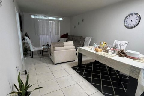 Condo in Margate, Florida, 2 bedrooms № 2183142 - photo 2