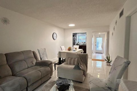 Condo in Margate, Florida, 2 bedrooms № 2183142 - photo 3