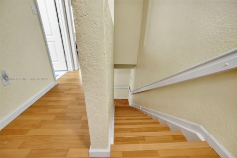Touwnhouse à vendre à Miami, Floride: 2 chambres, 104.98 m2 № 1966236 - photo 9