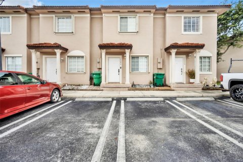 Touwnhouse à vendre à Miami, Floride: 2 chambres, 104.98 m2 № 1966236 - photo 2