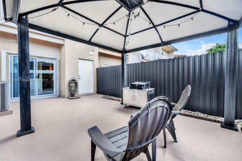 Touwnhouse à vendre à Miami, Floride: 2 chambres, 104.98 m2 № 1966236 - photo 16