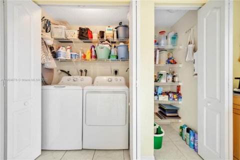 Touwnhouse à vendre à Miami, Floride: 2 chambres, 104.98 m2 № 1966236 - photo 8