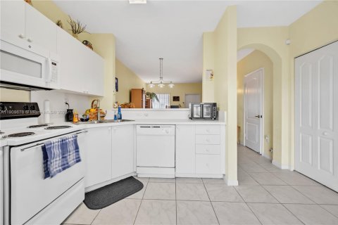 Touwnhouse à vendre à Miami, Floride: 2 chambres, 104.98 m2 № 1966236 - photo 6