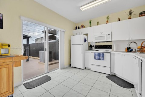 Touwnhouse à vendre à Miami, Floride: 2 chambres, 104.98 m2 № 1966236 - photo 7