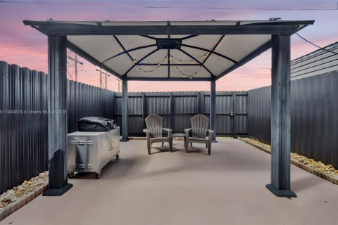 Touwnhouse à vendre à Miami, Floride: 2 chambres, 104.98 m2 № 1966236 - photo 17