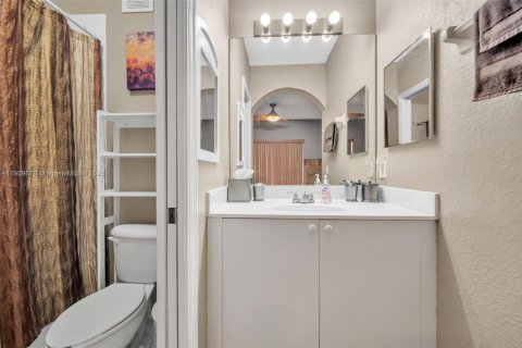 Touwnhouse à vendre à Miami, Floride: 2 chambres, 104.98 m2 № 1966236 - photo 13