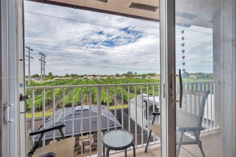 Touwnhouse à vendre à Miami, Floride: 2 chambres, 104.98 m2 № 1966236 - photo 12