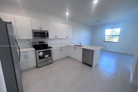 Adosado en alquiler en Miami, Florida, 4 dormitorios, 169.83 m2 № 1963396 - foto 4