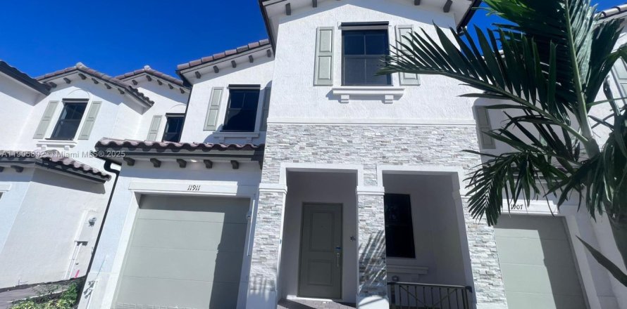 Adosado en Miami, Florida 4 dormitorios, 169.83 m2 № 1963396