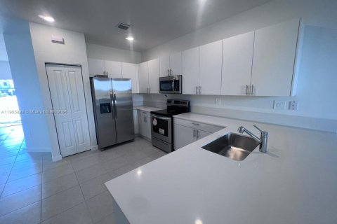 Adosado en alquiler en Miami, Florida, 4 dormitorios, 169.83 m2 № 1963396 - foto 5