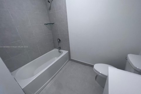 Adosado en alquiler en Miami, Florida, 4 dormitorios, 169.83 m2 № 1963396 - foto 16