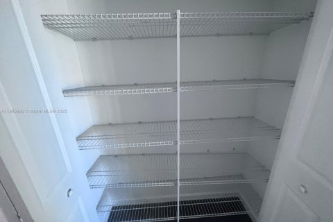 Adosado en alquiler en Miami, Florida, 4 dormitorios, 169.83 m2 № 1963396 - foto 12