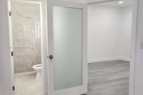 Снять в аренду коммерческую недвижимость в Санрайз, Флорида 1 спальня, 175.03м2, № 1985784 - фото 5