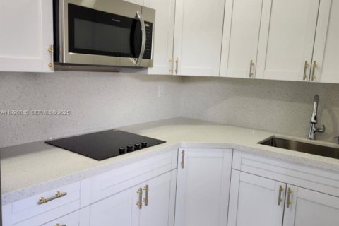 Снять в аренду коммерческую недвижимость в Санрайз, Флорида 1 спальня, 175.03м2, № 1985784 - фото 1