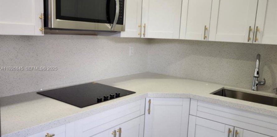 Коммерческая недвижимость в Санрайз, Флорида 1 спальня, 175.03м2 № 1985784