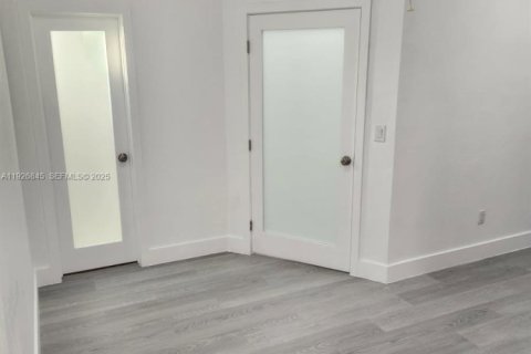 Снять в аренду коммерческую недвижимость в Санрайз, Флорида 1 спальня, 175.03м2, № 1985784 - фото 2