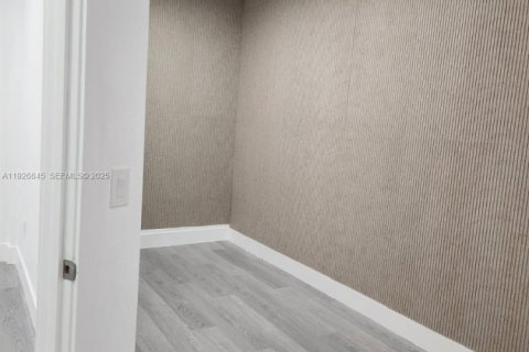 Снять в аренду коммерческую недвижимость в Санрайз, Флорида 1 спальня, 175.03м2, № 1985784 - фото 3