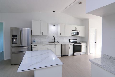 House in Palm Bay, Florida 4 bedrooms, 147.81 sq.m. № 2110982 - photo 5