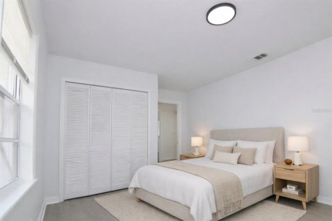 House in Palm Bay, Florida 4 bedrooms, 147.81 sq.m. № 2110982 - photo 17