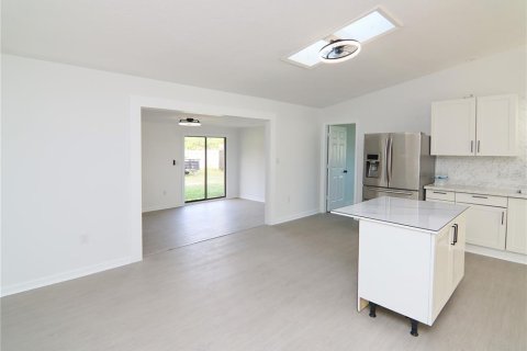 House in Palm Bay, Florida 4 bedrooms, 147.81 sq.m. № 2110982 - photo 7