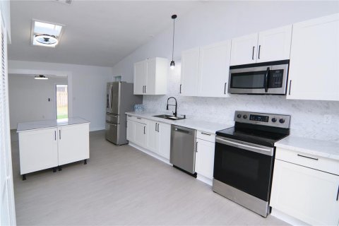 House in Palm Bay, Florida 4 bedrooms, 147.81 sq.m. № 2110982 - photo 6