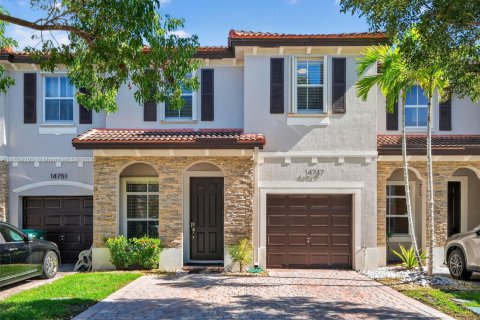 Townhouse in Miami, Florida 4 bedrooms, 183.95 sq.m. № 1889918 - photo 1