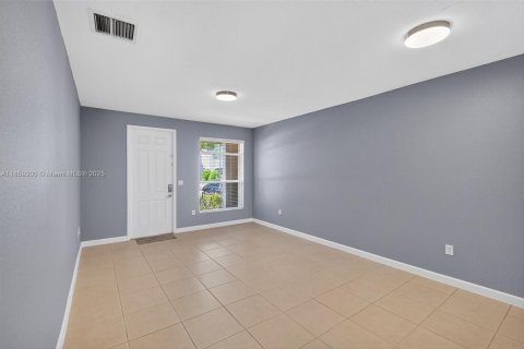 Townhouse in Miami, Florida 4 bedrooms, 183.95 sq.m. № 1889918 - photo 3