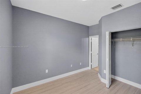 Townhouse in Miami, Florida 4 bedrooms, 183.95 sq.m. № 1889918 - photo 27