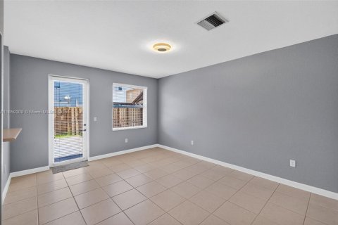 Townhouse in Miami, Florida 4 bedrooms, 183.95 sq.m. № 1889918 - photo 8