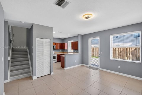 Townhouse in Miami, Florida 4 bedrooms, 183.95 sq.m. № 1889918 - photo 4