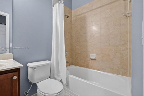 Townhouse in Miami, Florida 4 bedrooms, 183.95 sq.m. № 1889918 - photo 23