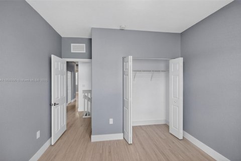 Townhouse in Miami, Florida 4 bedrooms, 183.95 sq.m. № 1889918 - photo 21