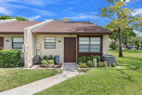 House in Deerfield Beach, Florida 2 bedrooms, 76.74 sq.m. № 1890019 - photo 1