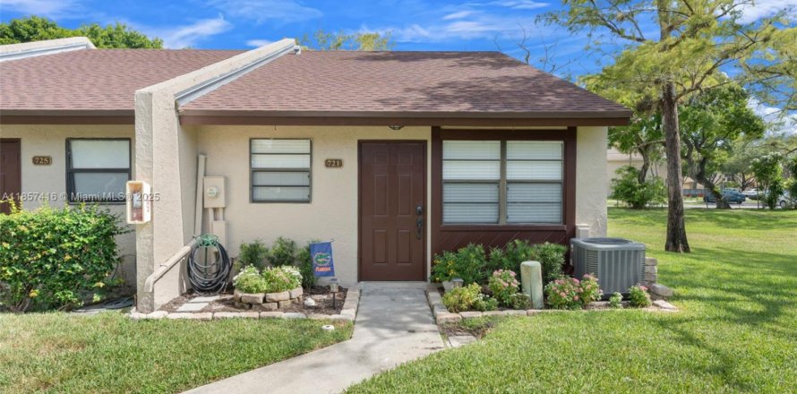 House in Deerfield Beach, Florida 2 bedrooms, 76.74 sq.m. № 1890019