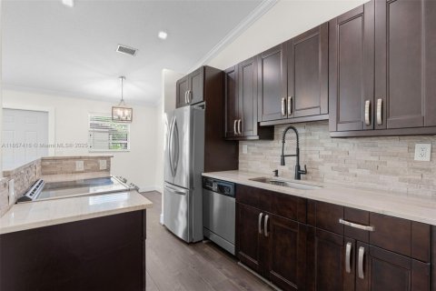 House in Deerfield Beach, Florida 2 bedrooms, 76.74 sq.m. № 1890019 - photo 2