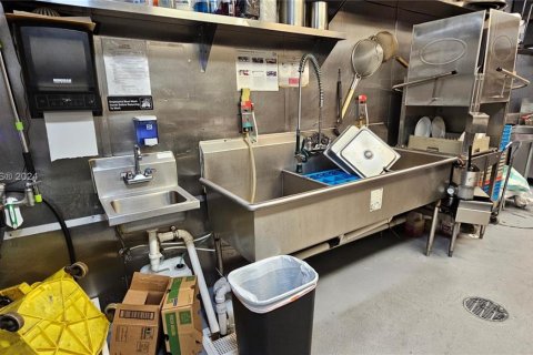 Commercial property in Sunny Isles Beach, Florida № 1960740 - photo 4